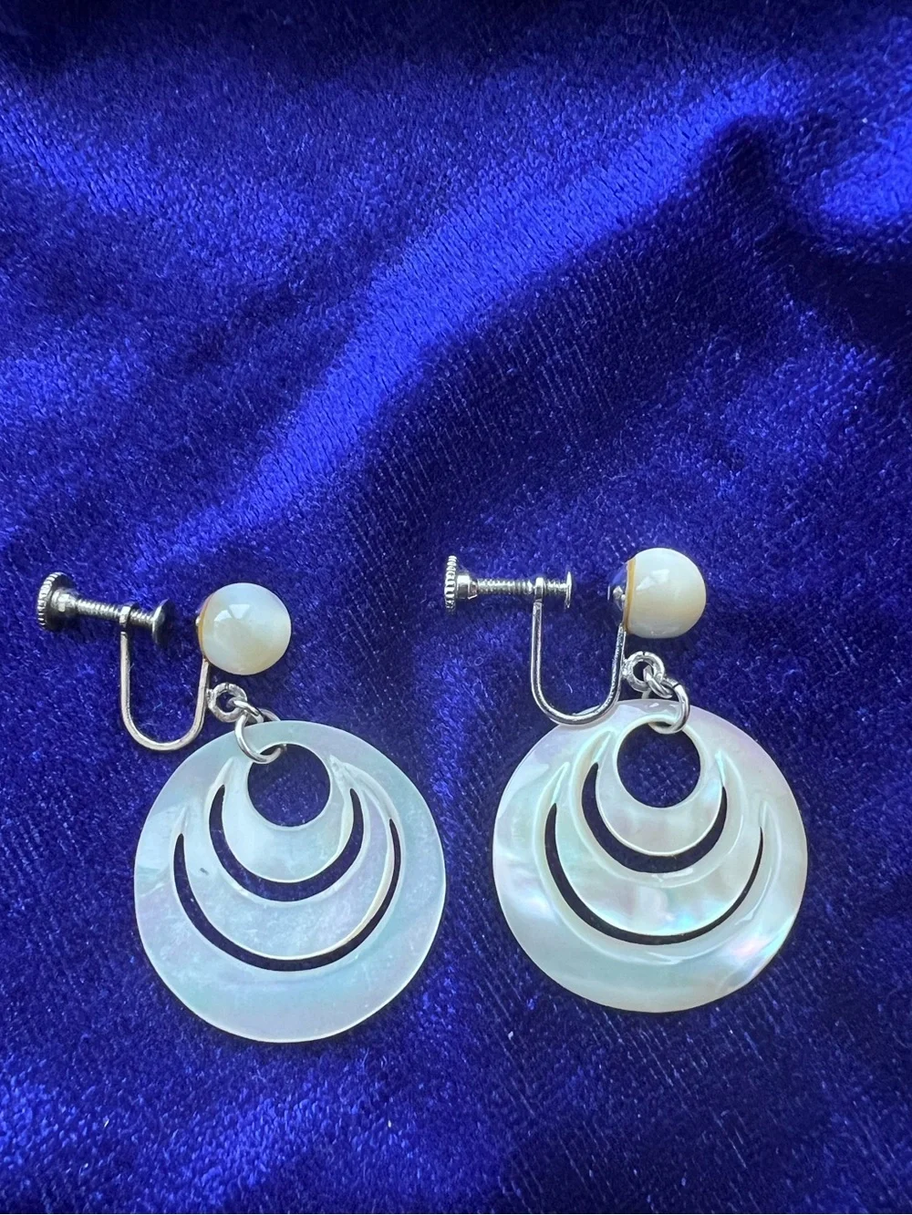 Mother of Pearl Circular Drop screwback  clip- White and silver.